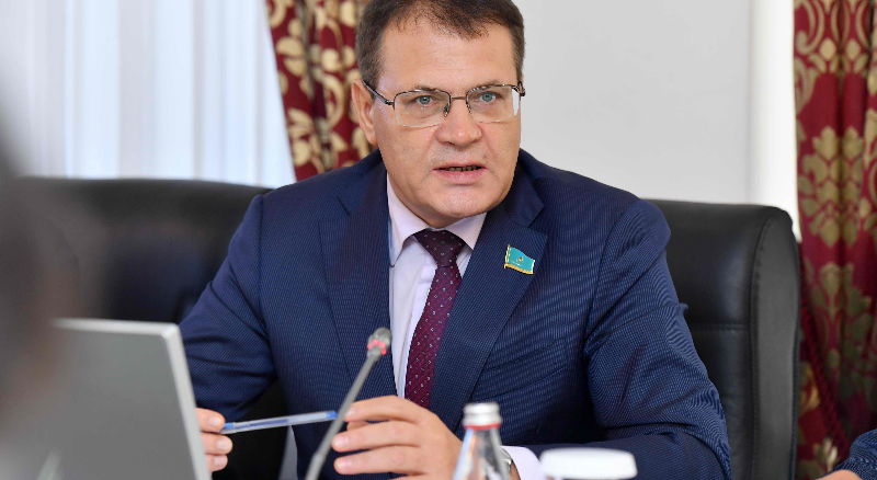Лукин: Шаруалар тегін алуы керек қызметтер үшін миллиардтар төлеп отыр  