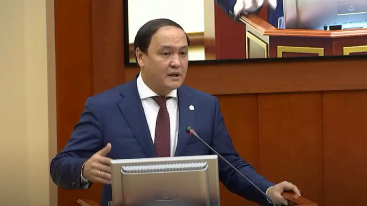 Мәжілістің су жаңа төрағасы "сыпайы" депутаттарды шенеп өтті