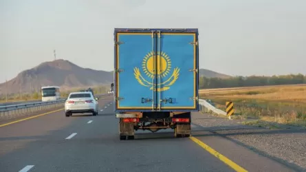 Около 50 казахстанских дальнобойщиков застряли на Украине