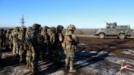 "Дорогая и изнуряющая поездка". Конвой с казахстанцами выезжает из Киева