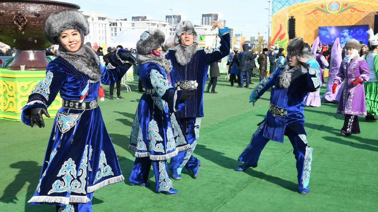 Казахстанцы празднуют Наурыз  