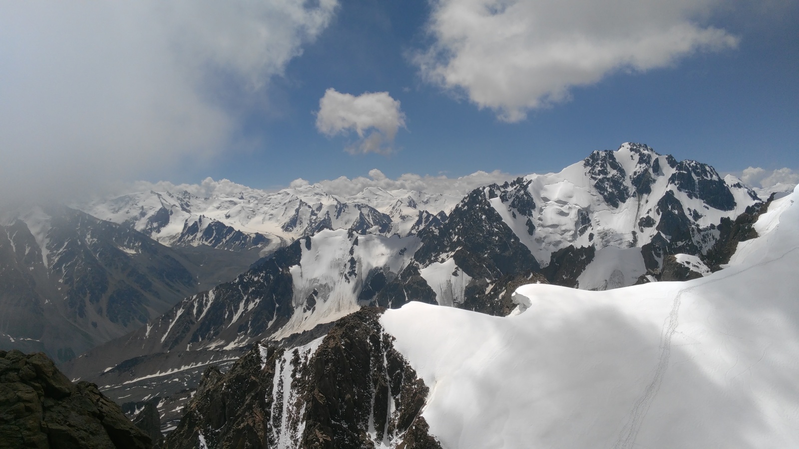 В горах Алматы сохраняется опасность схода лавин