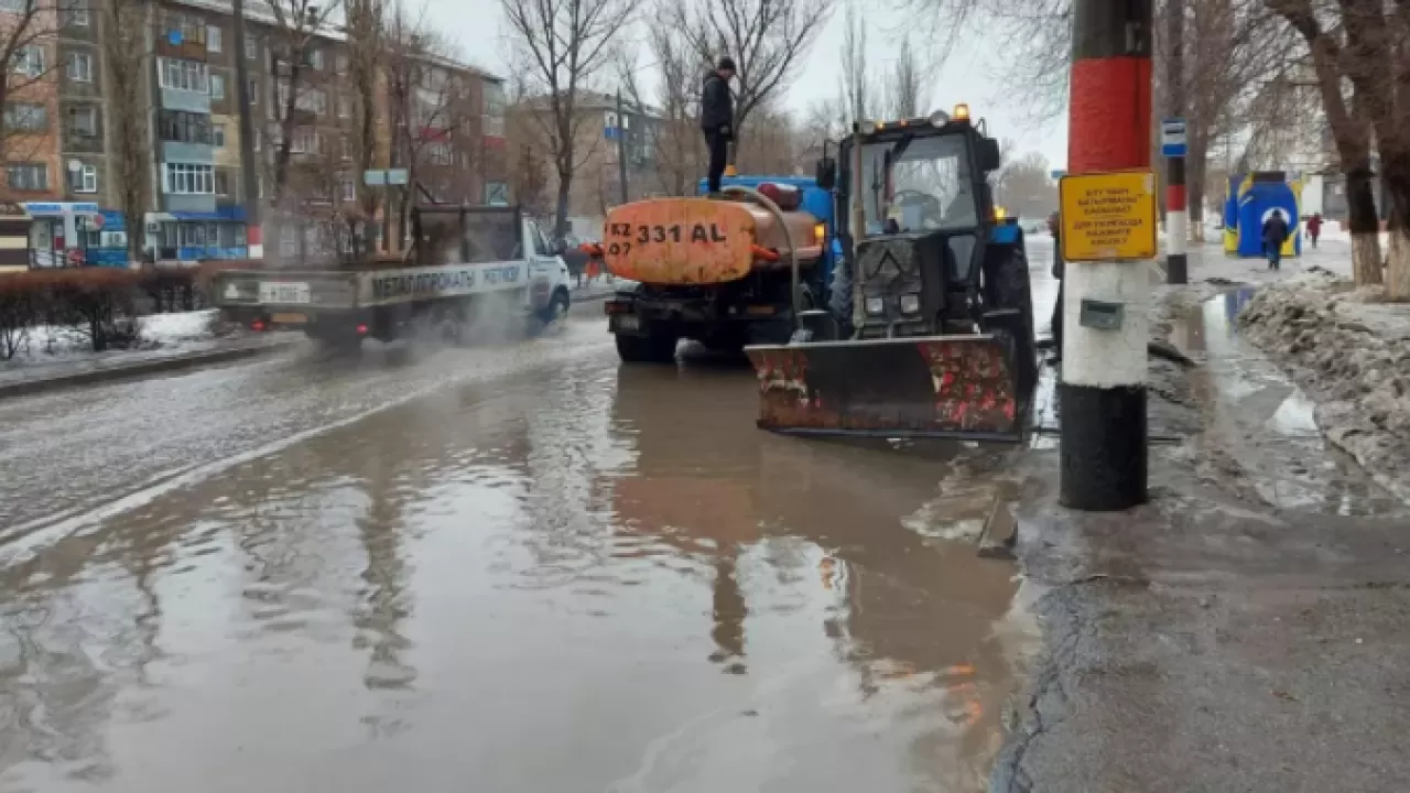 "Поплывший" Уральск отключили от водоснабжения