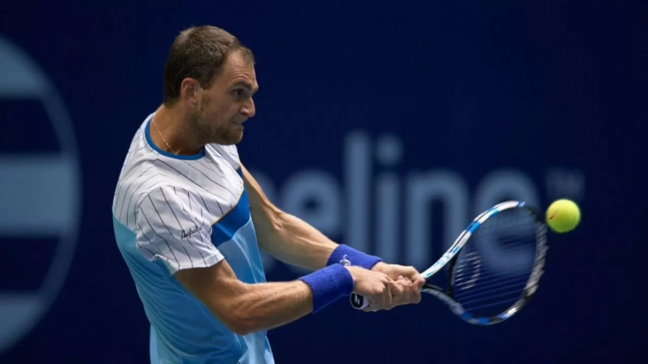 Недовесов вышел в четвертьфинал парного разряда турнира в Марбелье