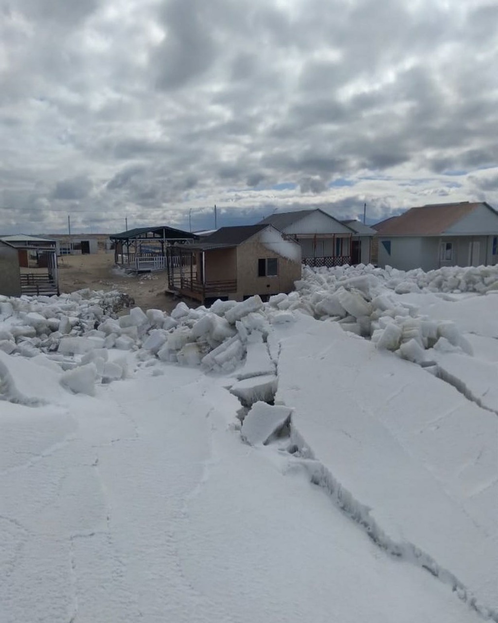 Выброс льда повредил постройки в Кызылординской области