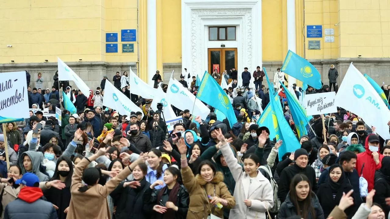 Партия "AMANAT" провела митинг в поддержку послания президента