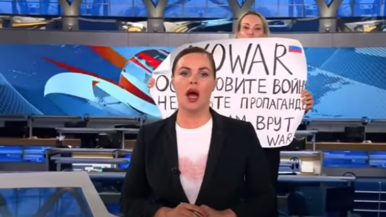 Женщине, ворвавшейся в эфир "Первого канала" с плакатом, грозит уголовное дело