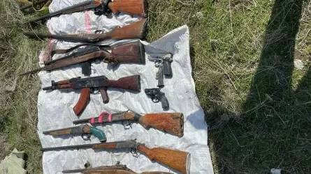 Схроны с ружьями, автоматами и пистолетами нашла полиция Алматы
