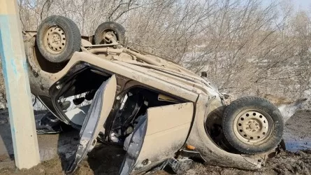 В Актобе два человека погибли в перевернувшейся Lada 