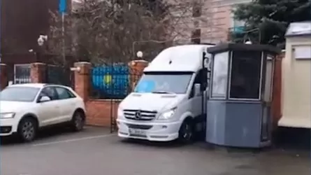 Взрывы в Киеве: удар прогремел возле посольства Казахстана 