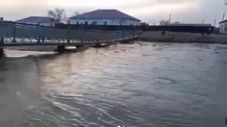 Река подобралась к домам села в Атырауской области, жителей эвакуировали