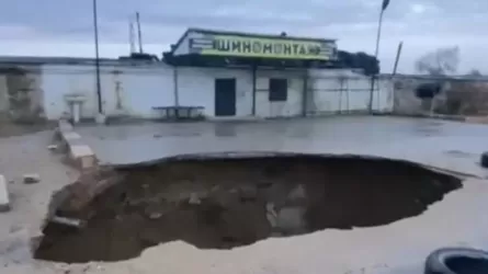 В Актау провалился асфальт возле шиномонтажки