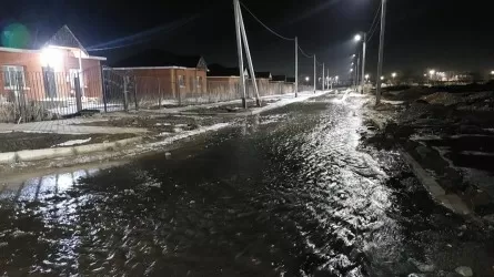 В Усть-Каменогорске талые воды топят микрорайон