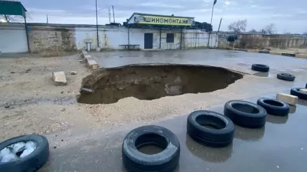 Ақтауда асфальт опырылып түсті – видео