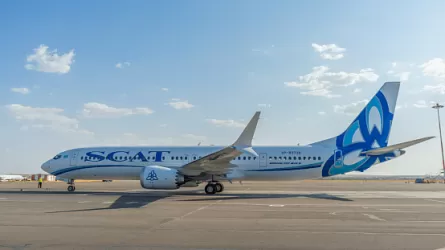 Сильный ветер развернул самолет в аэропорту Алматы