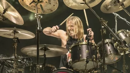 В анализах умершего барабанщика Foo Fighters Тейлора Хокинса обнаружили следы наркотиков