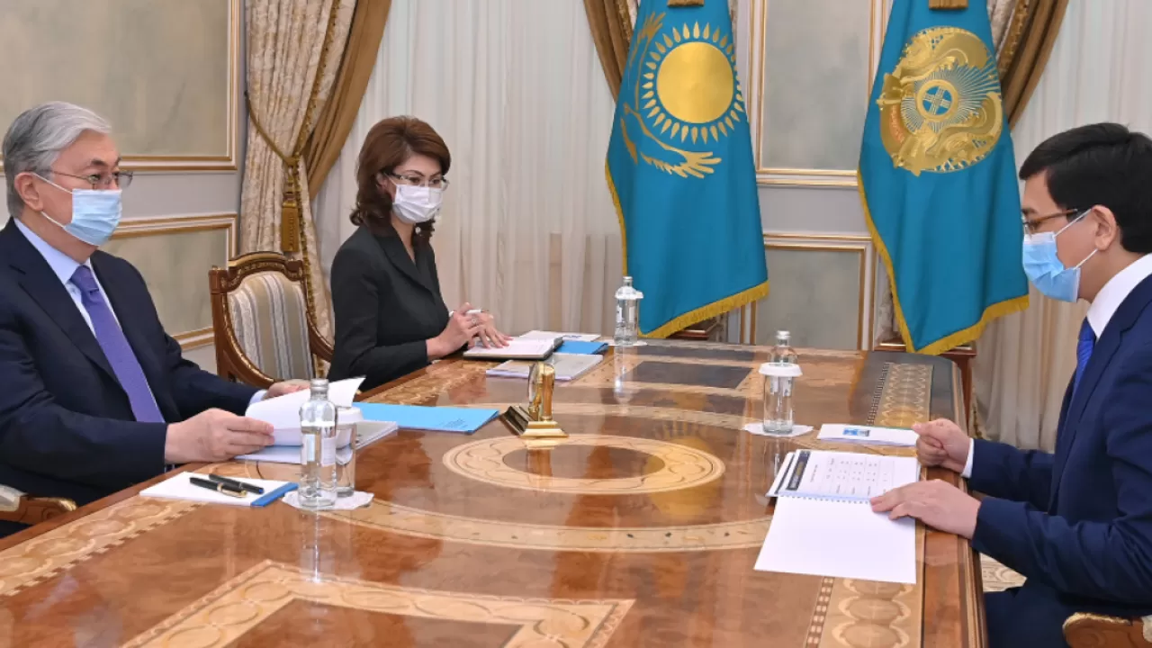 Президент Асхат Аймағамбетовке мектеп мұғалімдерінің мәртебесін көтеру жұмыстарын күшейтуді тапсырды 