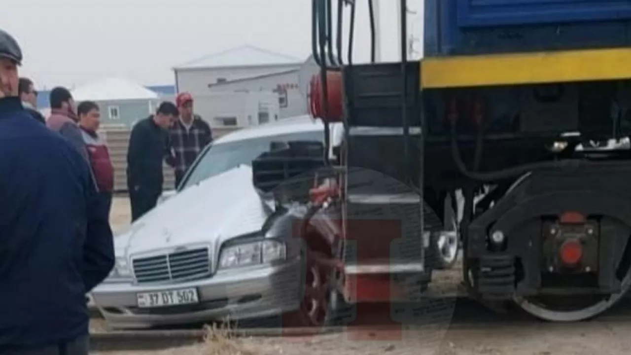 Тепловоз протаранил Mercedes в Жанаозене