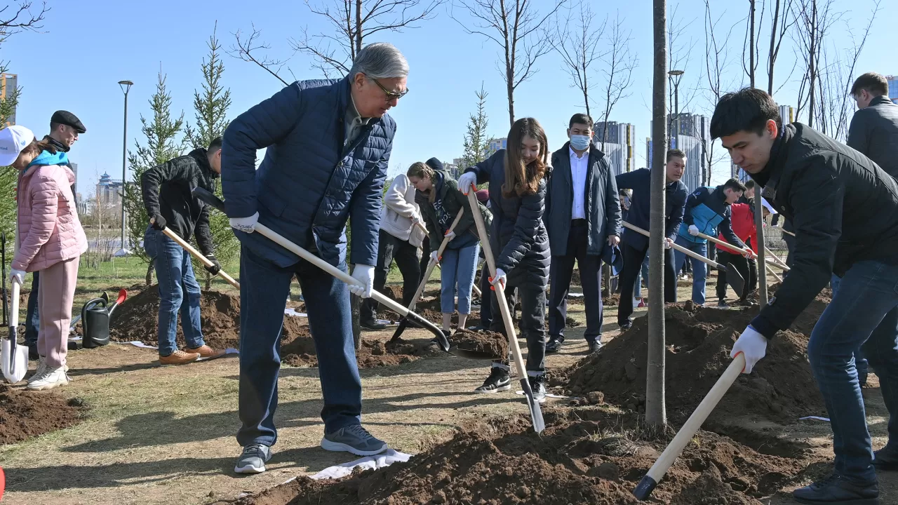 Токаев посадил дерево в Ботаническом саду