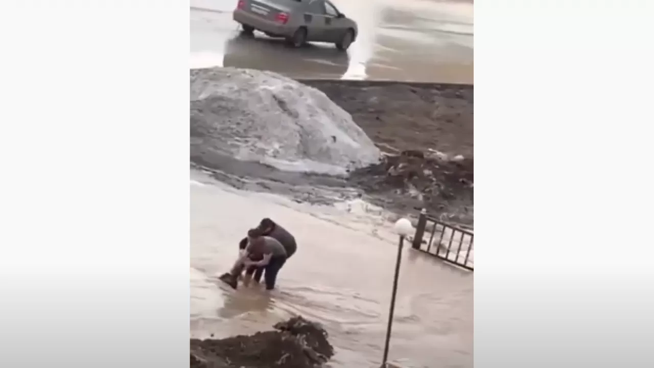 Девочку засосало в сточную трубу в Актобе. Спасение попало на видео