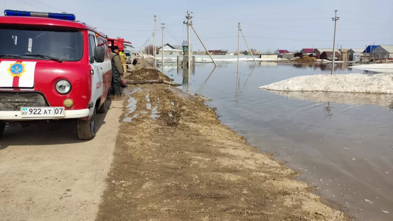 Паводковые воды подтопили дома в нефтяном районе ЗКО