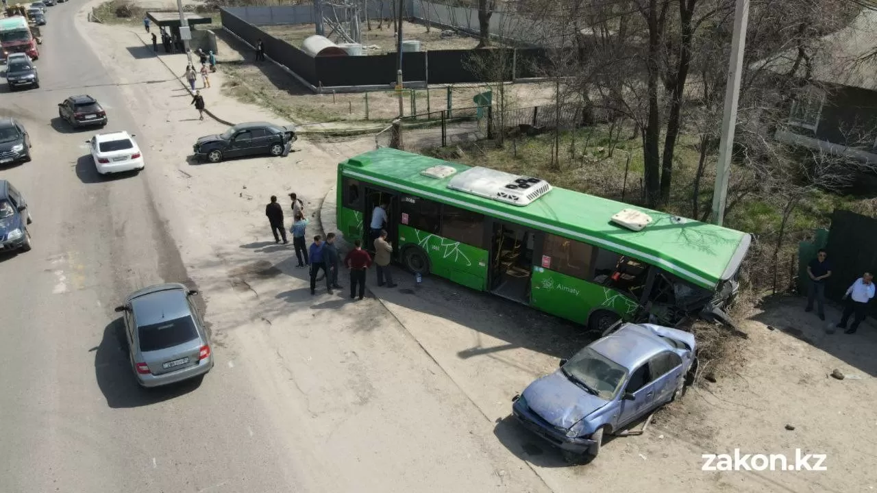 Появилось видео массового ДТП с автобусом под Алматы