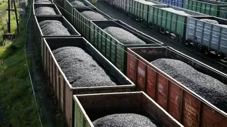 Груженые вагоны с углем и шлаком сошли с рельсов на мосту  в ВКО 