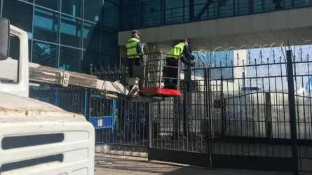 После инцидента с голым мужчиной аэропорт Алматы повесил проволоку на забор