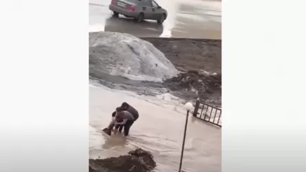 Девочку засосало в сточную трубу в Актобе. Спасение попало на видео