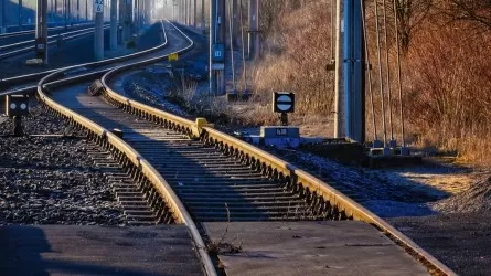 Женщина выбежала на пути перед поездом и погибла в Караганде