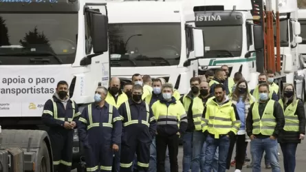 Грузоперевозчики Испании решили приостановить бессрочную забастовку