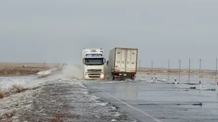 В ЗКО паводковые воды переливаются через международную трассу Самара – Шымкент