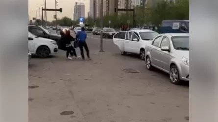 Похищение девушки сняли на видео в Алматы. Постановка или реальность? 