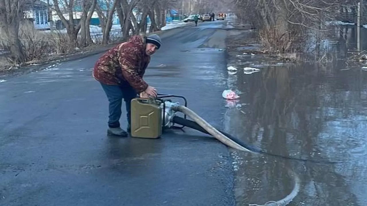 "Море в доме" – талые воды затопили дома в селе Рождественка – видео