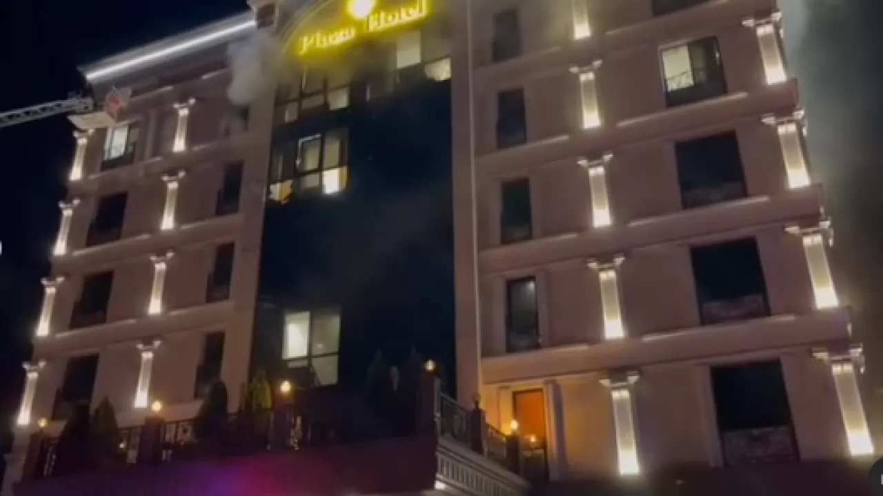 О помощи просили почти из всех окон – пожар произошел в алматинской гостинице