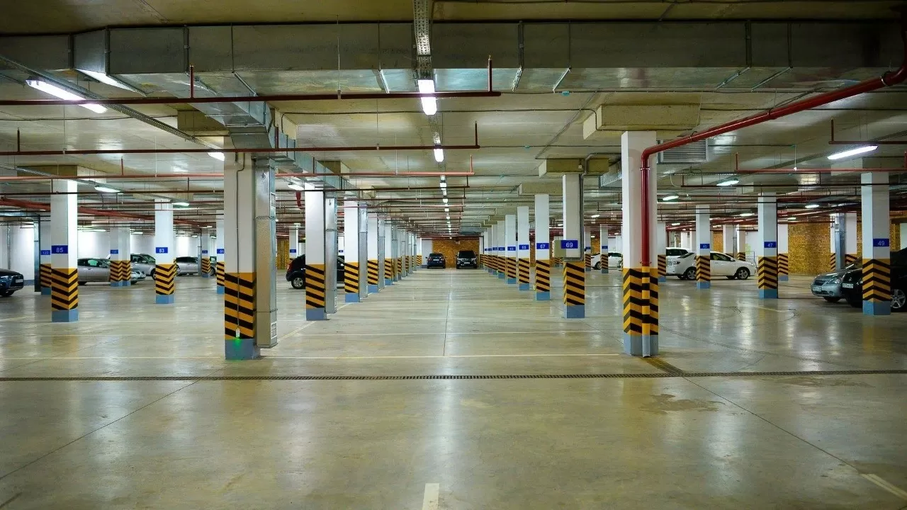 Треть крытых парковок столичного ж/д вокзала арендованы автодилером 