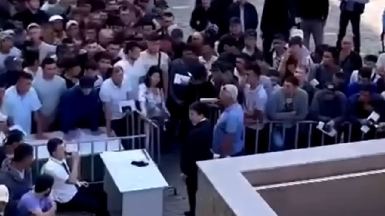 Огромная очередь образовалась в миграционном ЦОН Алматы