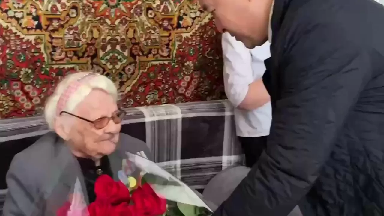 Алихан Смаилов поздравил с Днем Победы 100-летнего ветерана ВОВ