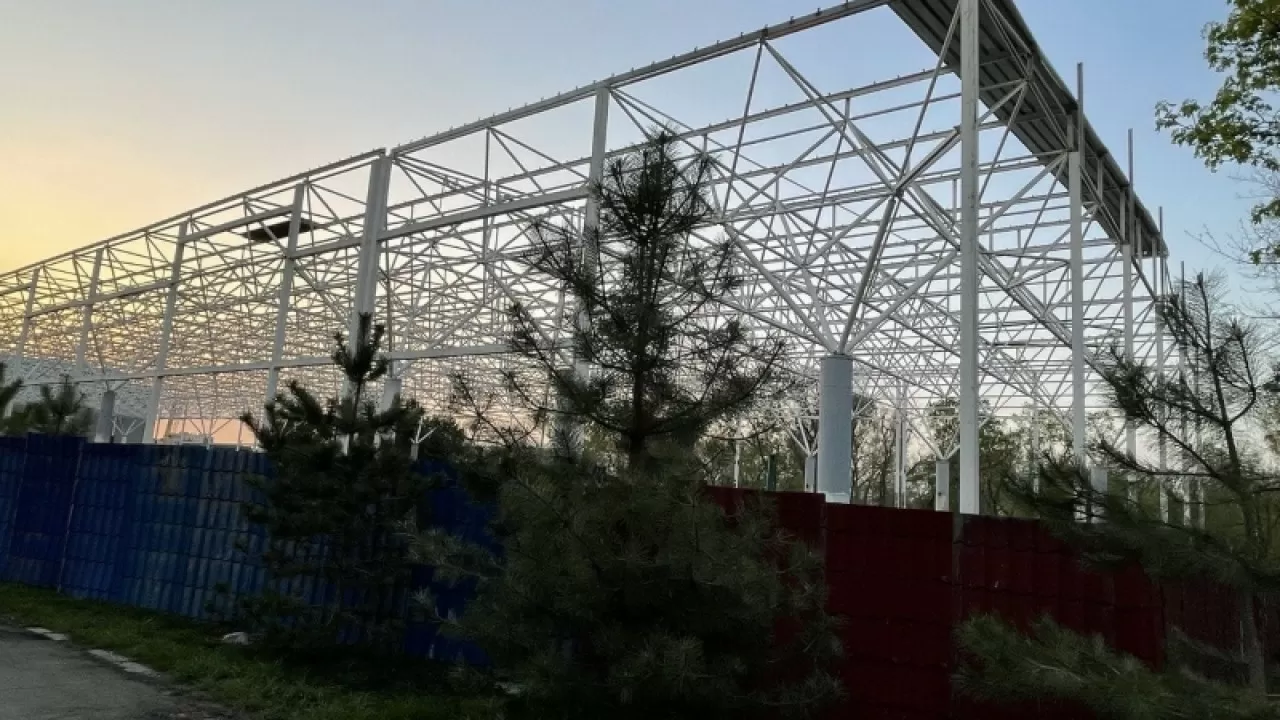 Незаконную постройку сносят в парке "Атакент" в Алматы
