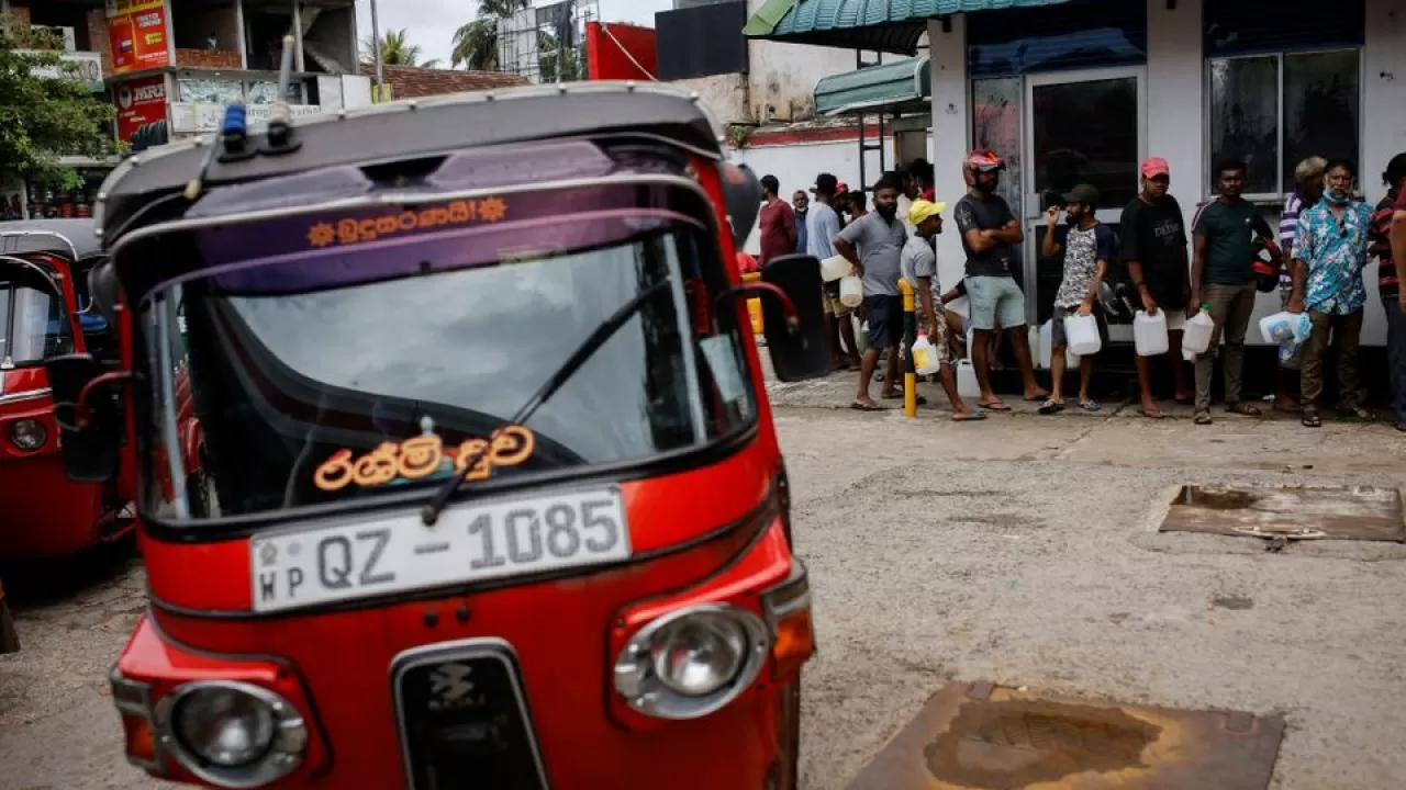 В Шри-Ланке закончилось топливо, объявлен дефолт