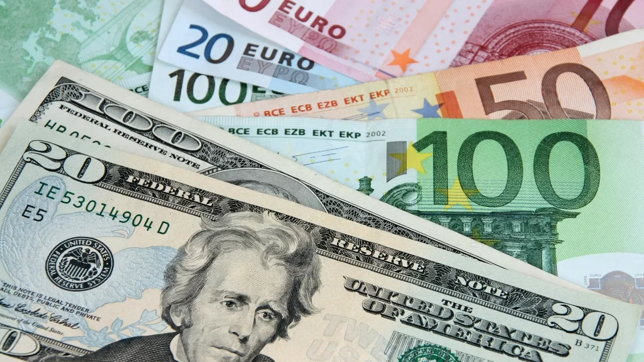 Почему доллар и евро рухнули, объяснил аналитик