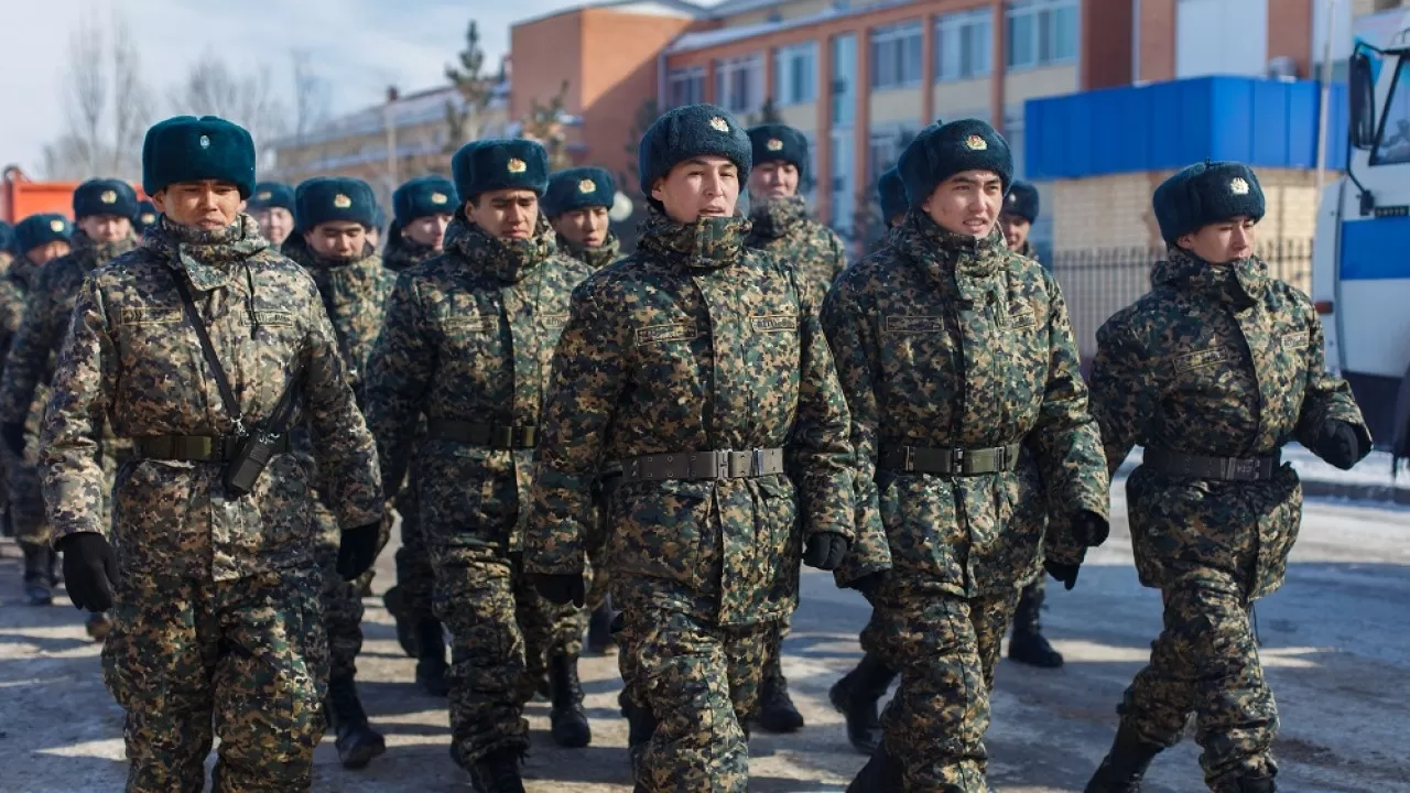 Әскерге барған университет түлектерін грантты 3 жыл бойы өтеуден босату ұсынылды