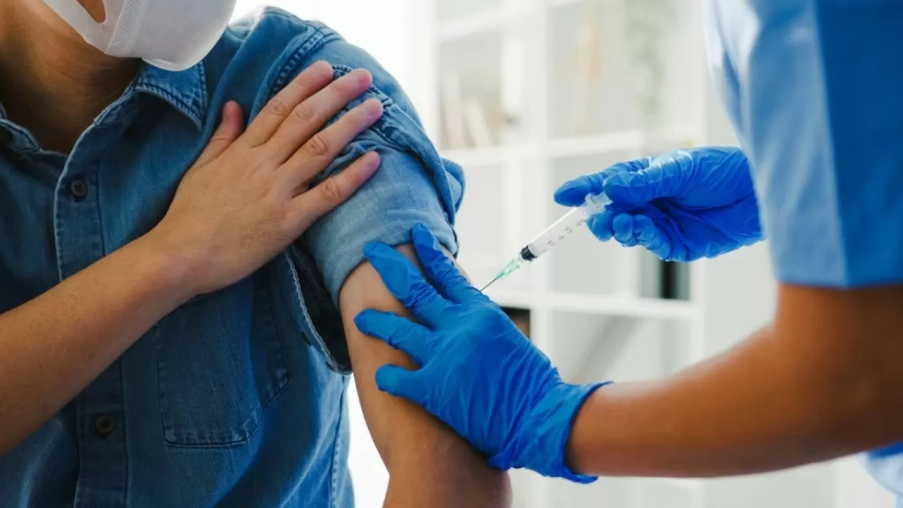 В столице вакциной Pfizer вакцинируют всех желающих