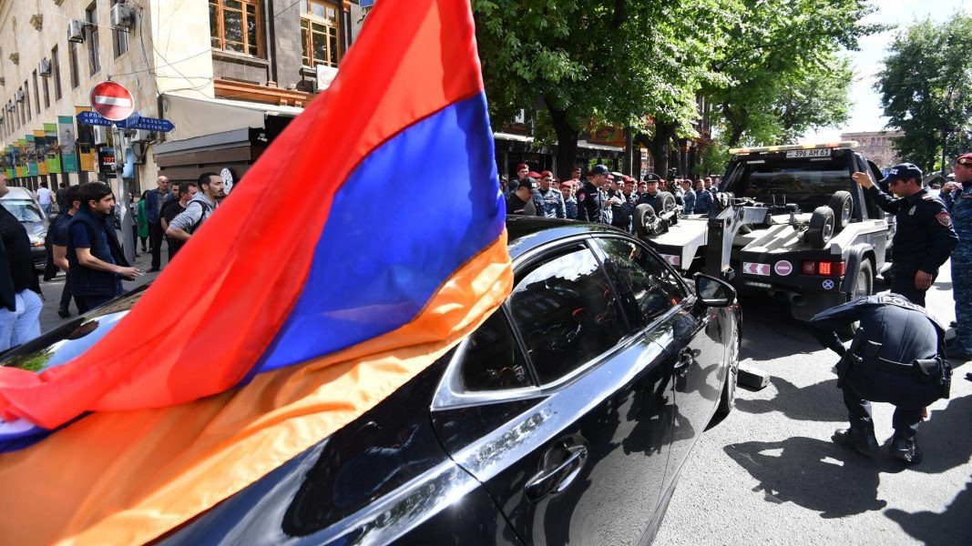 Ереванда полиция оппозициялық митингке қатысқандарды ұстай бастады 