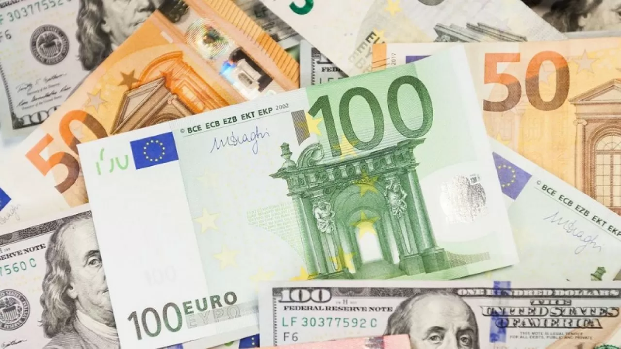 Курсы доллара и евро растут. Экономист объяснил почему  