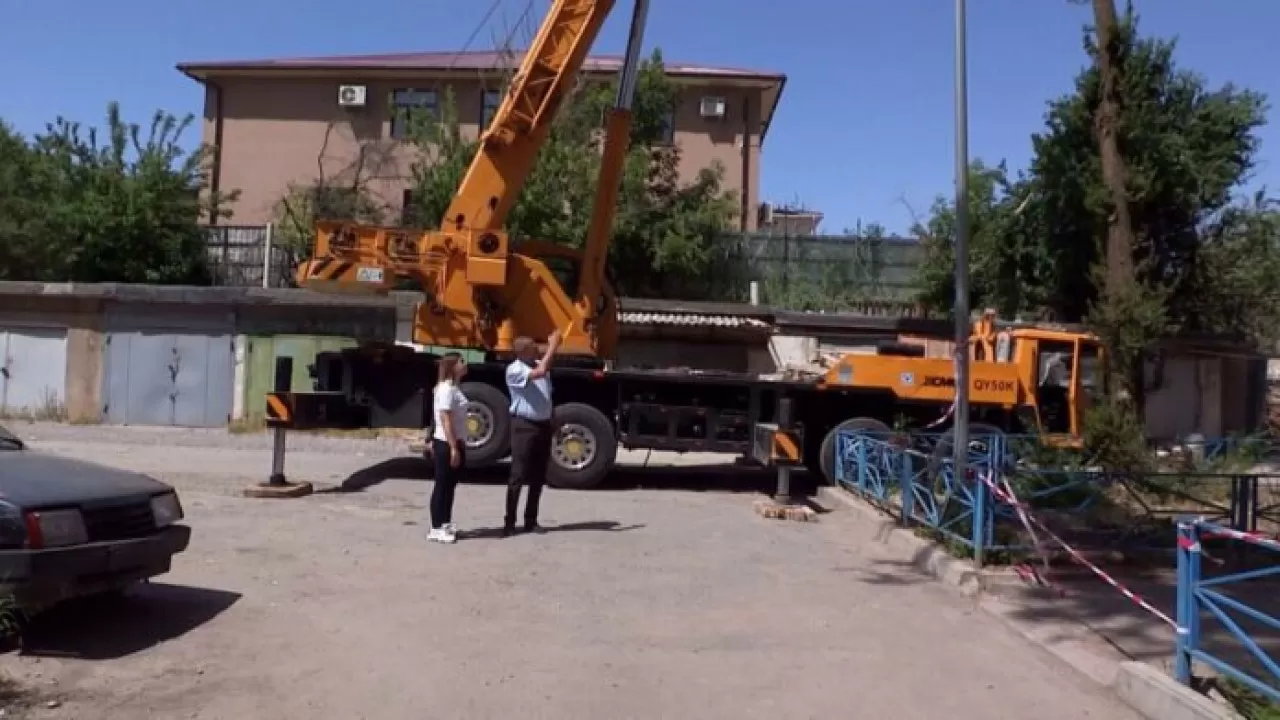 Как устраняются последствия взрыва у роддома в Шымкенте
