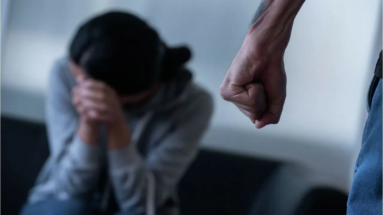 Лифтіде әйелді аяусыз тепкілеген жігіт оның күйеуі екені белгілі болды