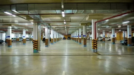 Треть крытых парковок столичного ж/д вокзала арендованы автодилером 