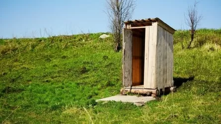Треть домохозяйств РК пользуются туалетами с выгребной ямой