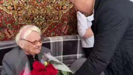 Алихан Смаилов поздравил с Днем Победы 100-летнего ветерана ВОВ